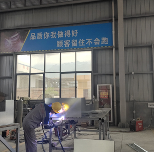 【凯发工会】清凉送到岗 甘甜留心间