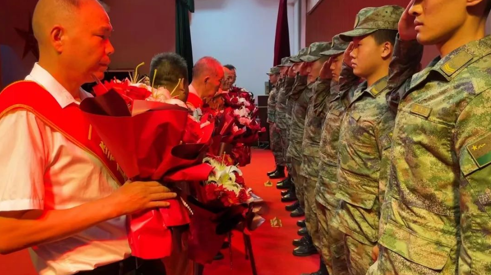 “八一”慰问送祝福，军企共建话情深——凯...